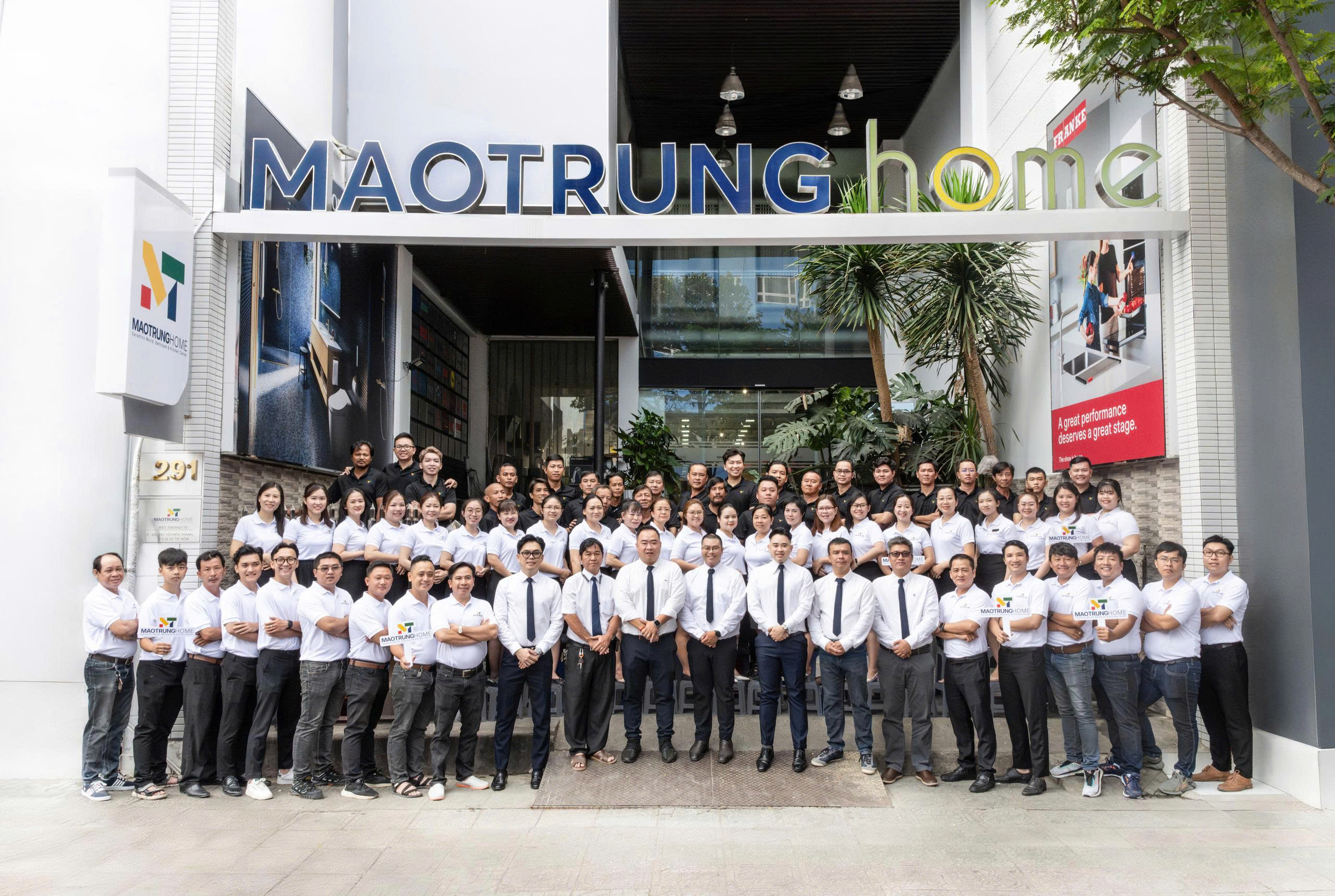 Đội ngũ Mao Trung Home tại showroom